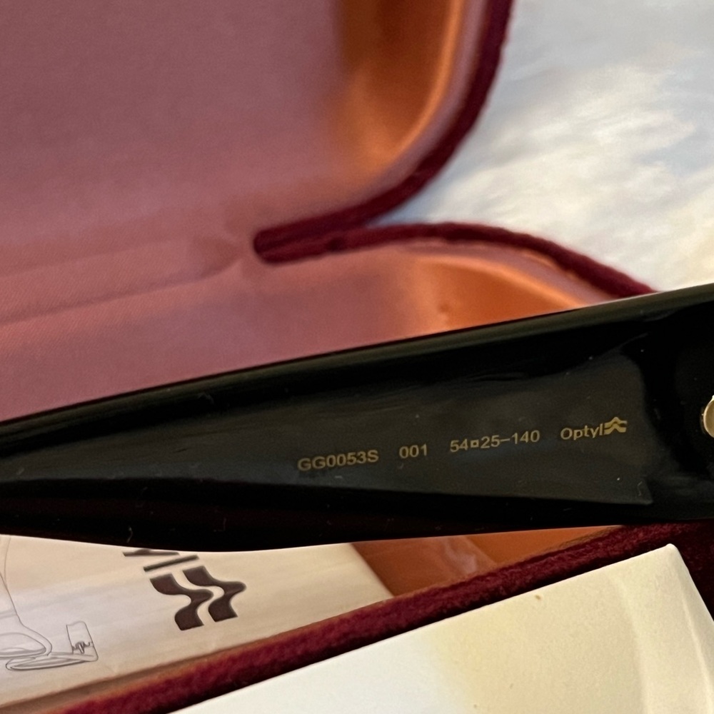 Gucci Wide lens Sunglasses ***READ*** - Picture 2 of 3